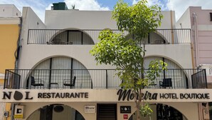 Un immeuble abritant un restaurant et un hôtel de charme.