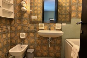 Bruser, hårtørrer, bidet, håndklæder