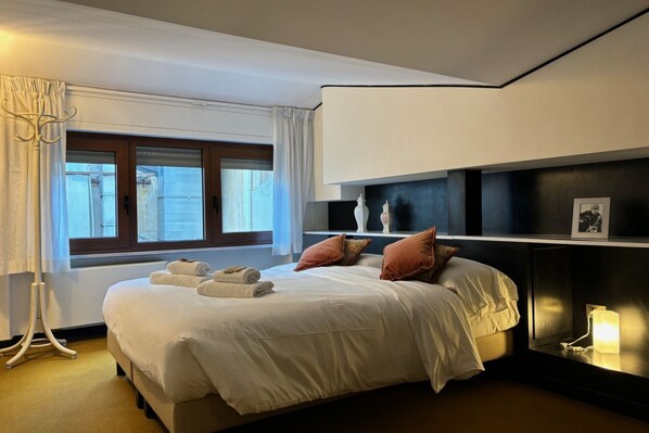 4 bedrooms, iron/ironing board, WiFi, bed sheets