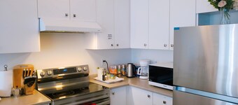 Cozy 3-BR Home | King Suite | 75" Smart TV | Close to Falls | 3-Car Parking