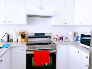 Een koelkast, een magnetron, een oven, een kookplaat