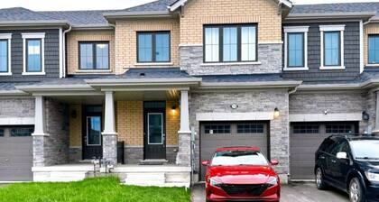 New 3-BR Home | King | 75" TV | Close to Falls | Parking