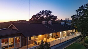 Et moderne hus med stor terrasse, jacuzzi og overdækket patio.