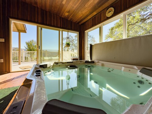 Hilltop Manor- Views - Family Home/Private - Pool and Spa