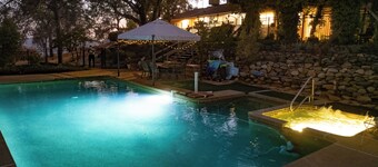 Hilltop Manor- Views - Family Home/Private - Pool and Spa