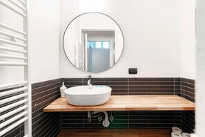 Douche, sèche-cheveux