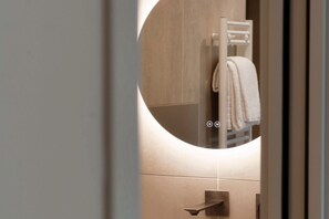 Shower, hair dryer, bidet, towels