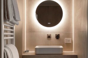 Shower, hair dryer, bidet, towels