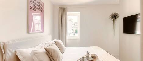 Iron/ironing board, WiFi, bed sheets