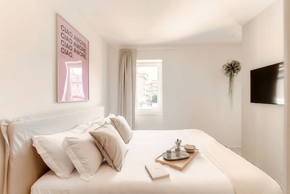 Een strijkplank/strijkijzer, wifi, beddengoed