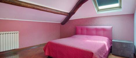 6 bedrooms, iron/ironing board, WiFi, bed sheets