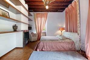 6 bedrooms, iron/ironing board, WiFi, bed sheets - Luxurious villa with pool (Villa Oleandra) (Dizzasco)