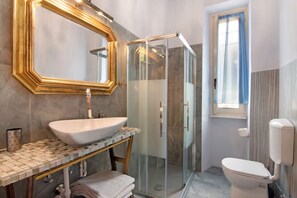 Dutxa, banyera d'hidromassatge, assecador de cabells i bidet 