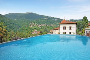 Pool - Luxurious villa with pool (Villa Oleandra) (Dizzasco)