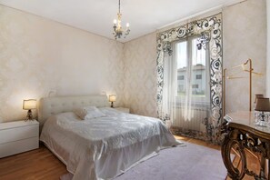 6 slaapkamers, een strijkplank/strijkijzer, wifi, beddengoed