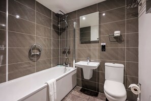 Shower, hair dryer, towels - Treetops -  Moments from Poole Quay (Poole)