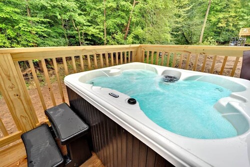 {Doo-Wop Den} 50’s Vibe + Hot Tub