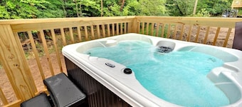 {Doo-Wop Den} 50’s Vibe + Hot Tub