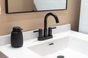 Doccia, asciugacapelli, sapone, carta igienica