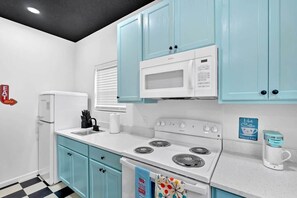 Fridge, microwave, oven, stovetop - {Doo-Wop Den} 50’s Vibe + Hot Tub (Bristol)