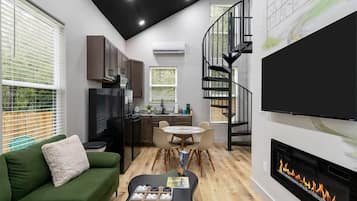 Televisión y chimenea