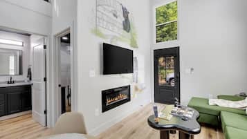 Een televisie en een open haard