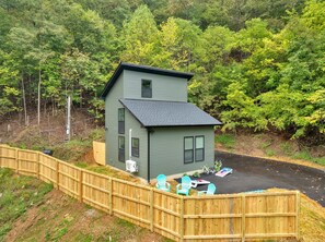 Exterior - Bristol’s Mountain Side Oasis -NEW- Hot-tub- Privacy- Pet friendly - Location  (Bristol)
