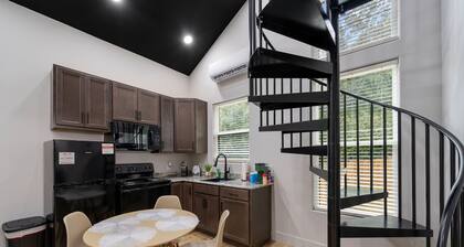 Bristol’s Mountain Side Oasis -NEW- Hot-tub- Privacy- Pet friendly - Location