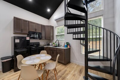 Bristol’s Mountain Side Oasis -NEW- Hot-tub- Privacy- Pet friendly - Location 