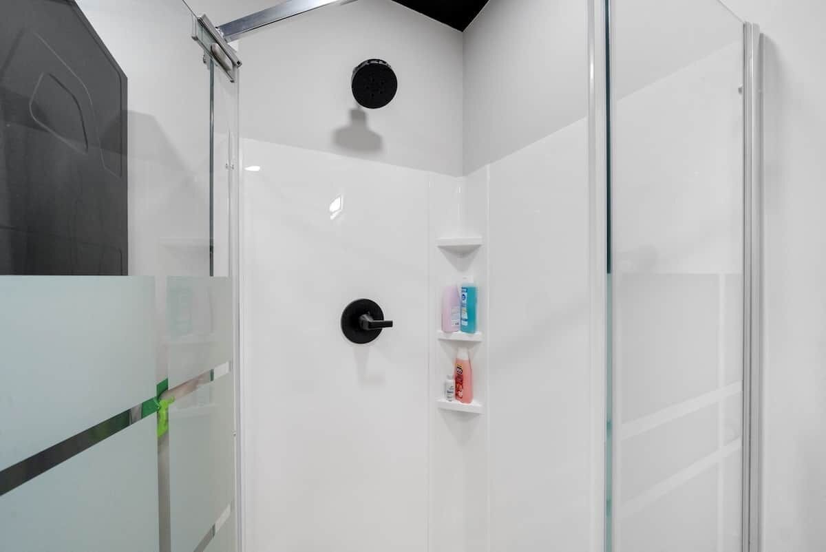 Dusche, Haartrockner, Seife, Shampoo