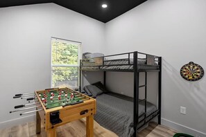 2 habitaciones, tabla de planchar con plancha, wifi y ropa de cama 