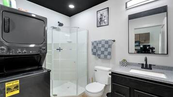 Dusche, Haartrockner, Seife, Shampoo