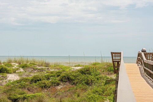 0.3 mi to Beach! Heated Pool, BBQ, Tennis