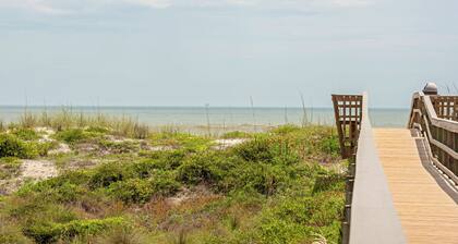 0.3 mi to Beach! Heated Pool, BBQ, Tennis
