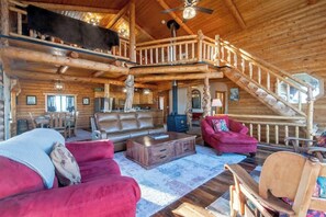 Een smart-tv, een open haard, boeken en een kantoor