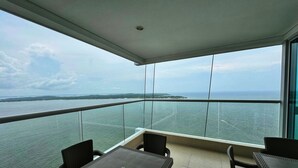A balcony with a view of the sea and distant land. - Exclusive apartment with sea view by Parceros Group (Cartagena de Indias)