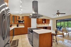 Køleskab, mikrobølgeovn, ovn, kogeplade