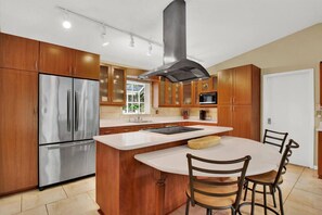 Køleskab, mikrobølgeovn, ovn, kogeplade