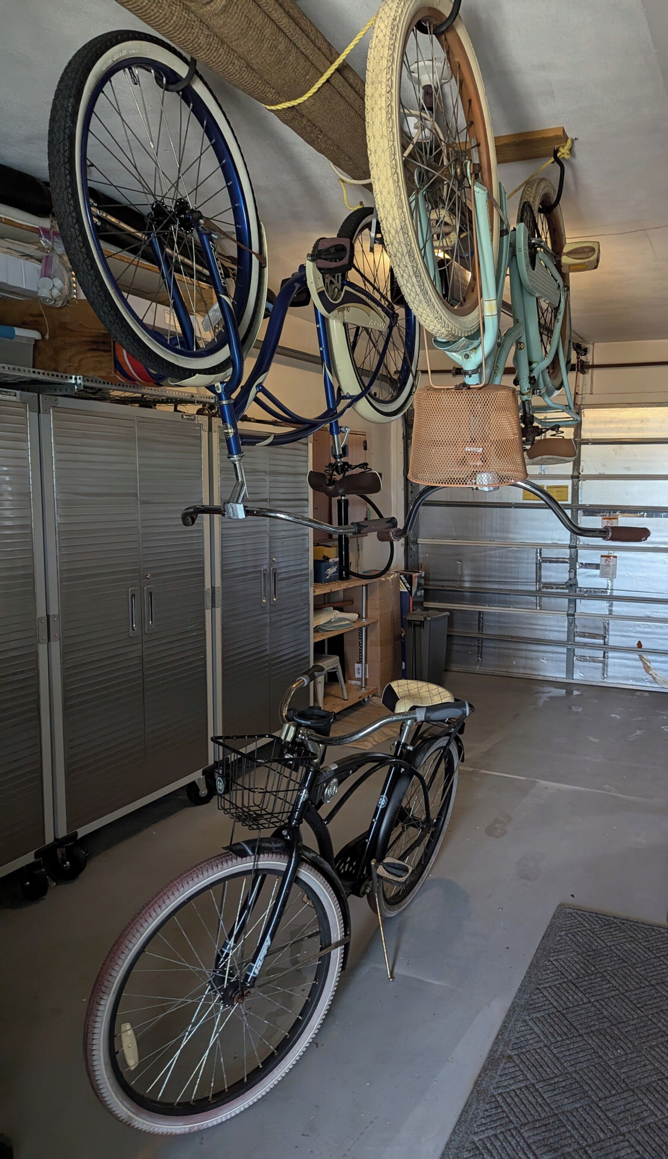 Un garage contenant des vélos et une moto.