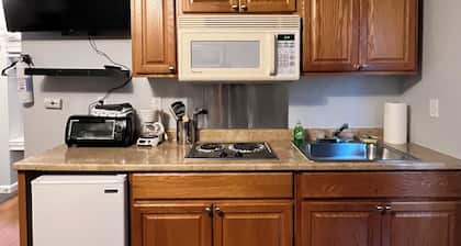 Ocean Shores studio with kitchenette-minutes from beach-Anchor Ashore Condo #3