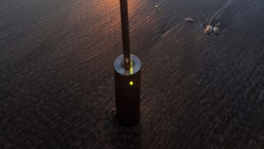 Una patineta en la playa al atardecer.