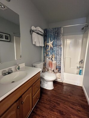 Hair dryer, towels, soap, shampoo - Ocean Shores studio with kitchenette-minutes from beach-Anchor Ashore Condo #3 (Ocean Shores)