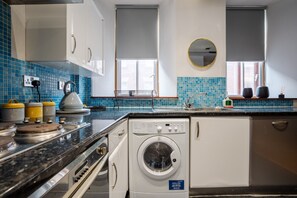 Refrigerador, microondas, lavavajillas, cafetera/tetera