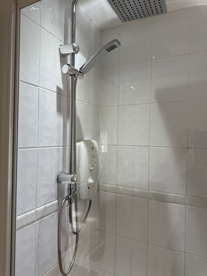 Ducha, secador de pelo y toallas
