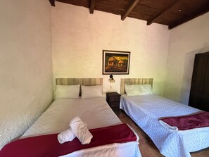 Habitación básica doble, vistas al patio | Wifi gratis
