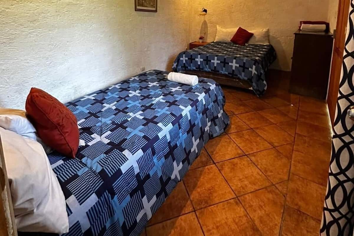 Basic-Dreibettzimmer, Blick auf den Innenhof | Kostenloses WLAN