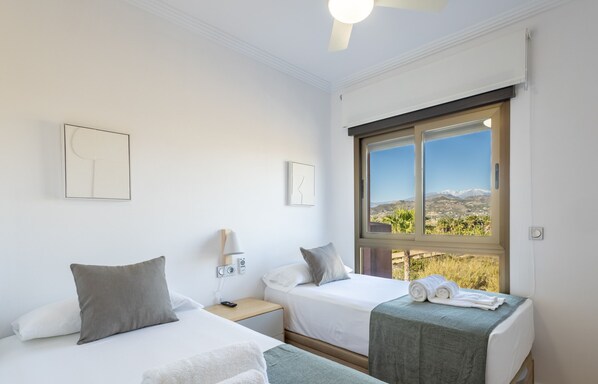 2 عدّة غرف نوم ومكواة/لوح كي وسرير سفر وواي فاي مجانًا