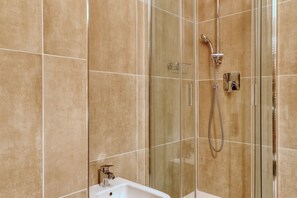 Douche, sĂšche-cheveux, bidet, serviettes fournies