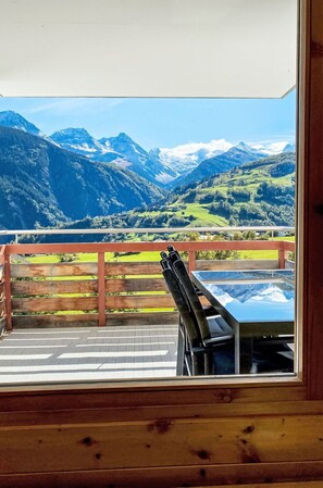 Dining - Cosy apartment for 4 people with WIFI, TV, balcony and panoramic view (Acletta)