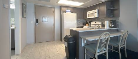 Mikrobølgeovn, ovn, kokeplater og oppvaskmaskin